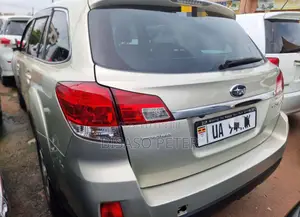 Subaru Outback 2.5i Premium 2011 Gold