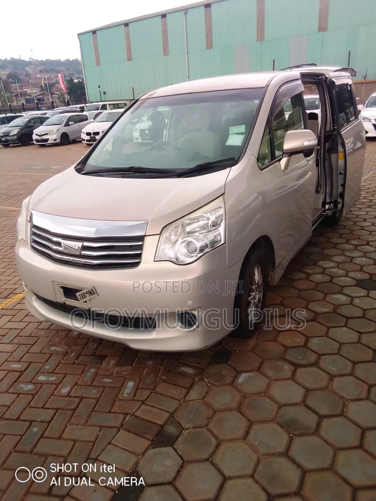 Toyota Noah 2013 Gold