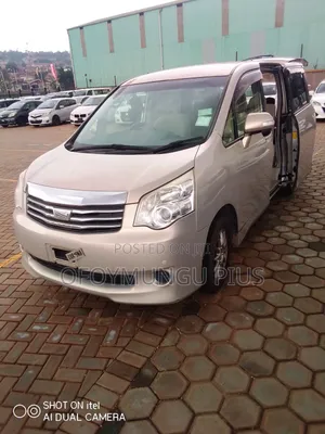 Toyota Noah 2013 Gold