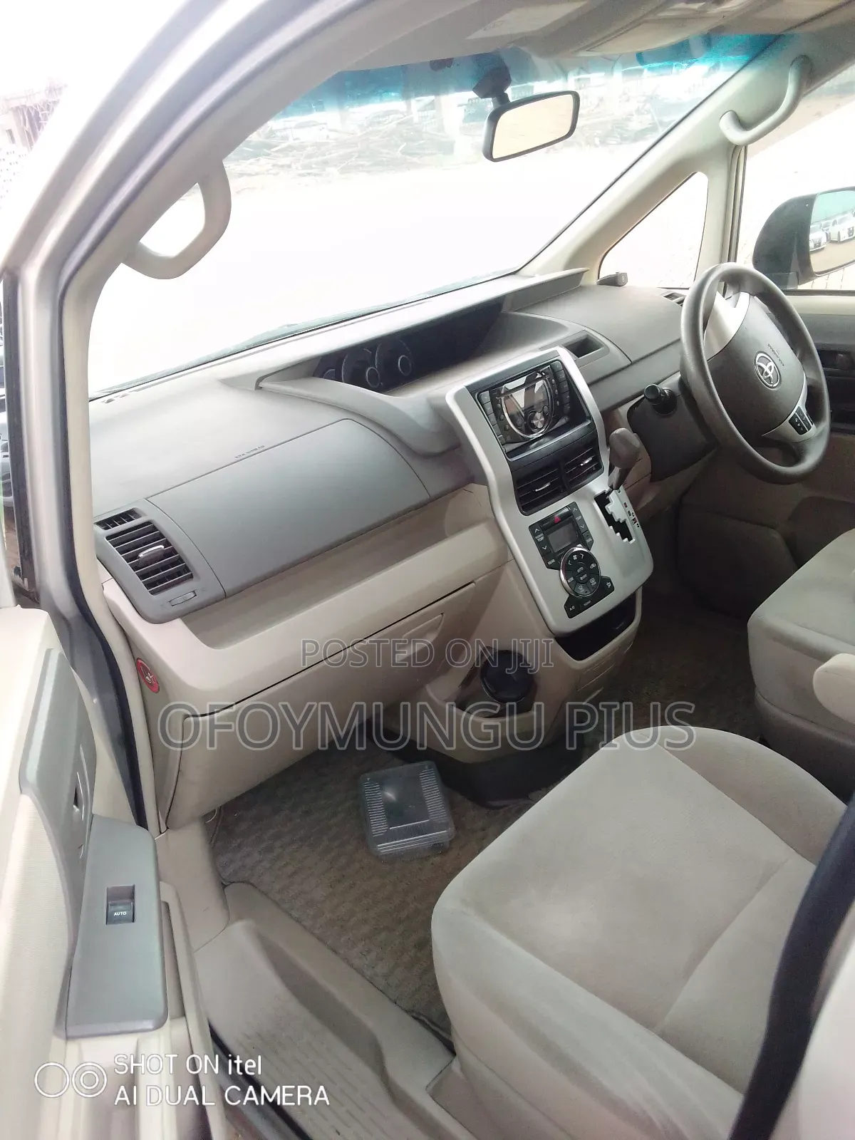 Toyota Noah 2013 Gold