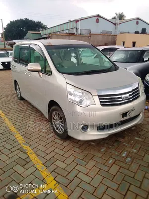 Toyota Noah 2013 Gold