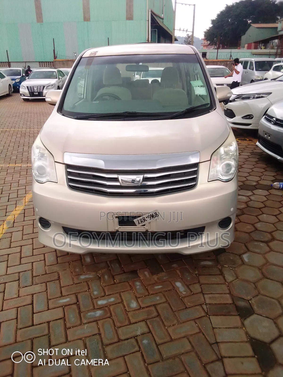 Toyota Noah 2013 Gold