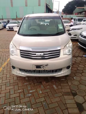 Toyota Noah 2013 Gold