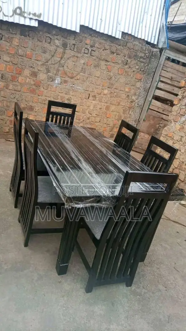 Kamoki Dinning Table