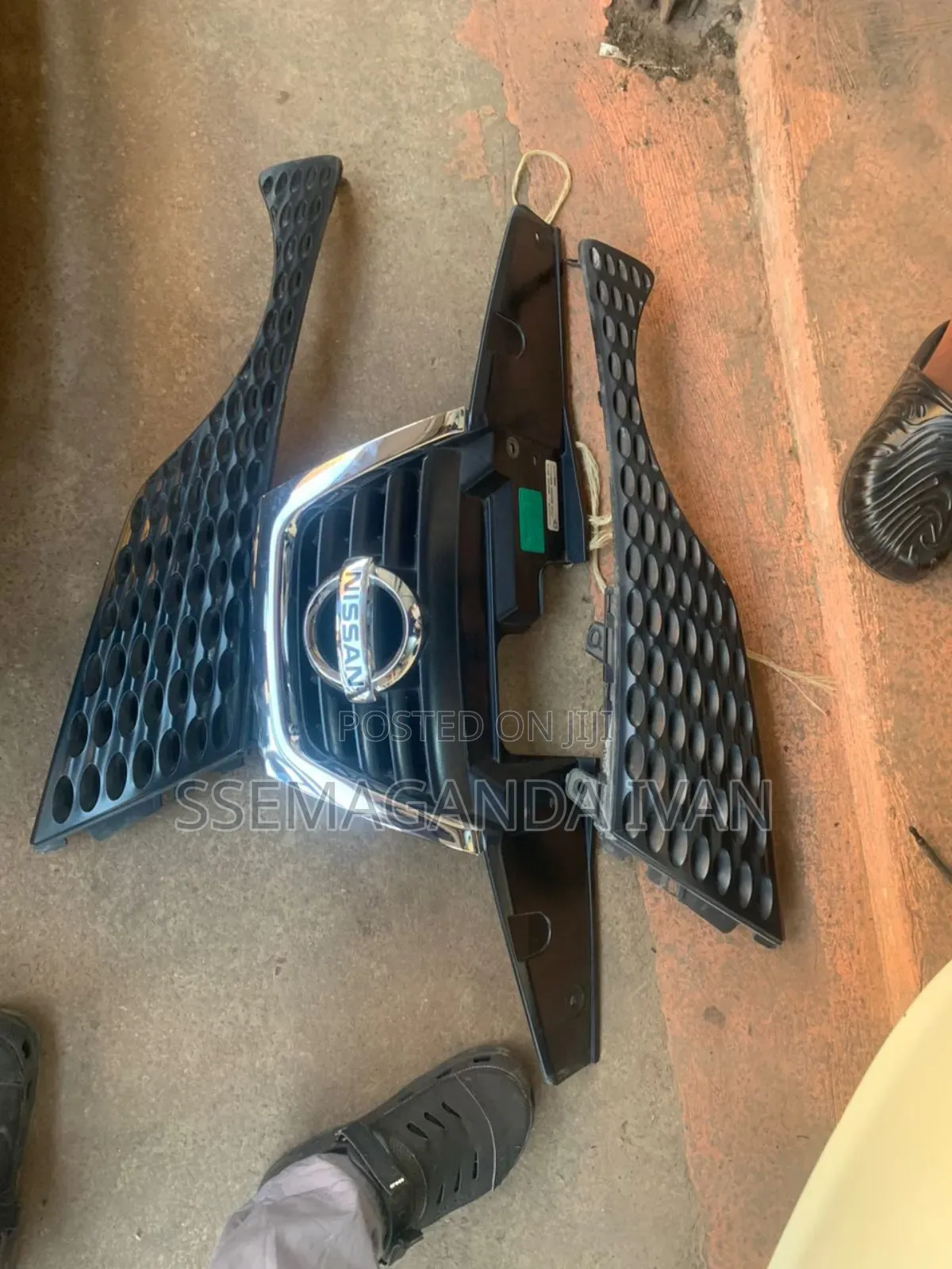Nissan Juke 2011 Grille