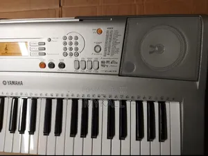 Yamaha PSR - E303
