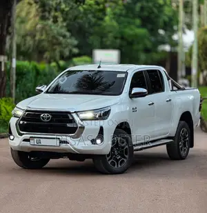 Toyota Hilux 2021 White