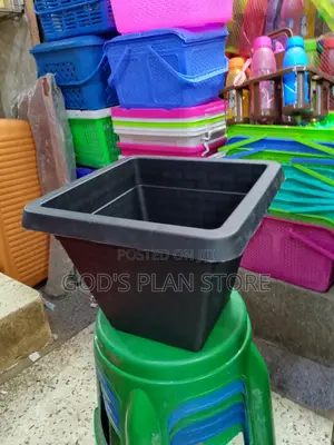 Black Plastic Flower Pots (M)