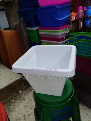 White Plastic Flower Pots (Jazmine M)