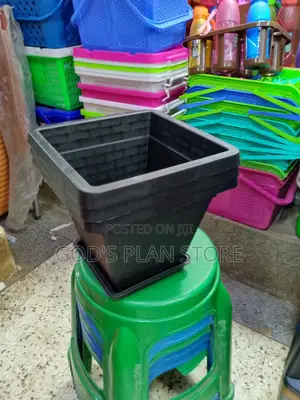 Small Plastic Flower Pots (Black)