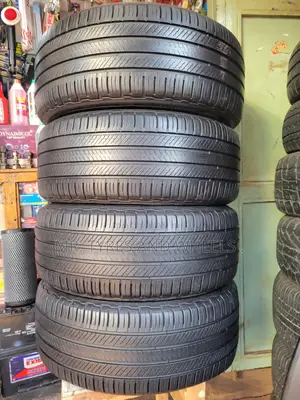 It's 235 55 R18 Michelin Primacy Suv+.The Gd Tires N Nice 