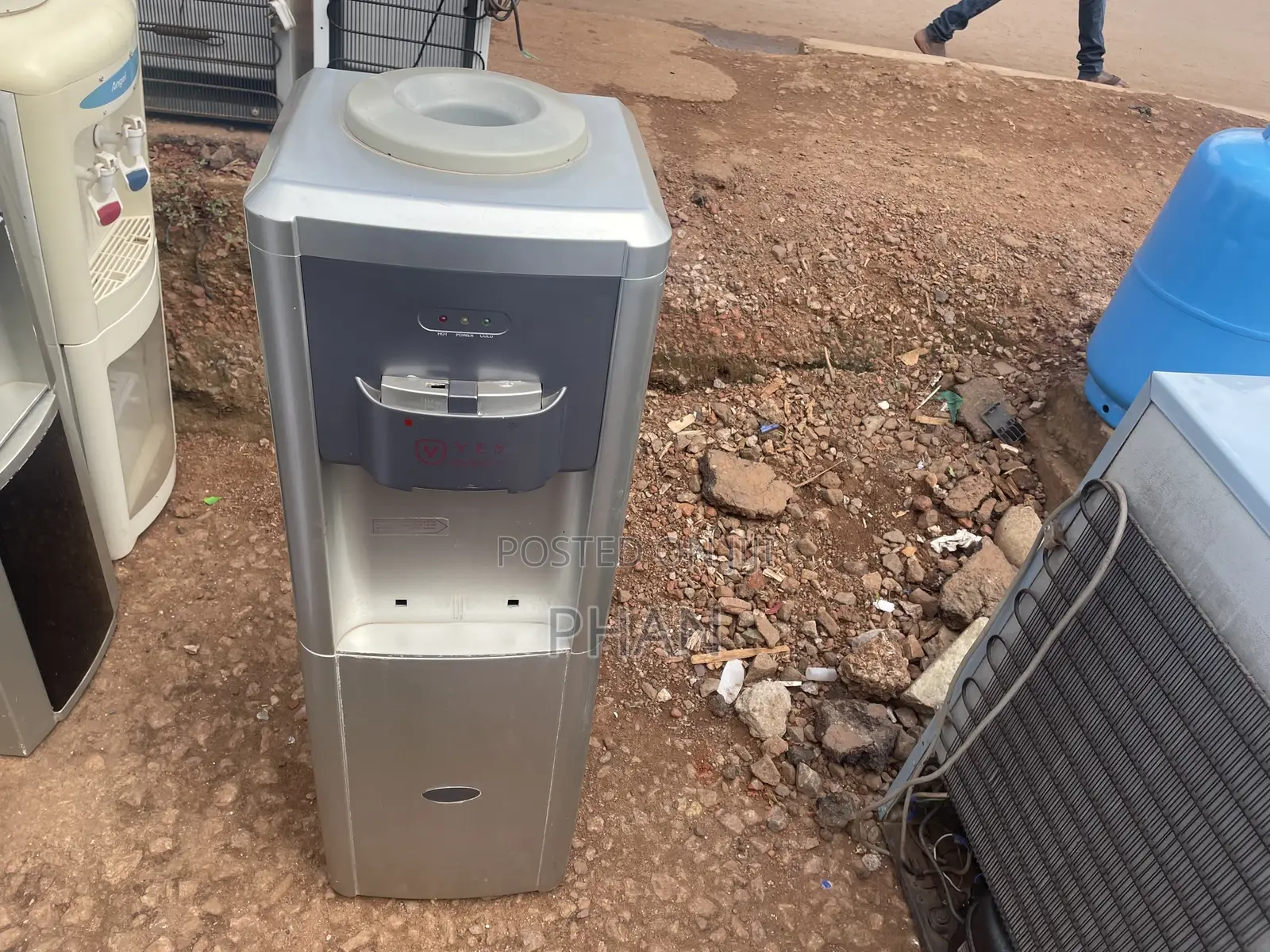 Hot and Cold Water Dispenser in Excellent Condition