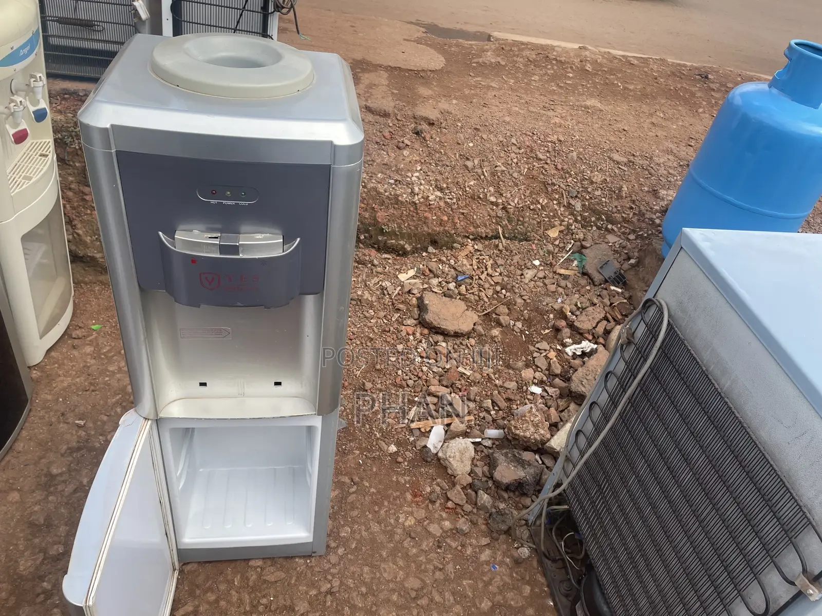 Hot and Cold Water Dispenser in Excellent Condition