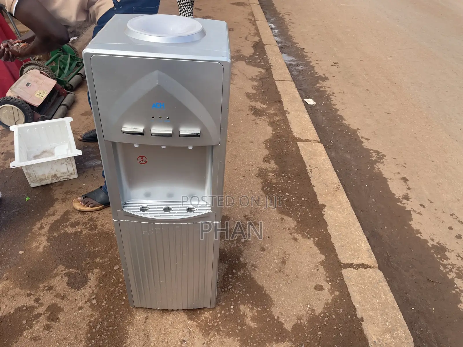 Adh Water Dispenser With Hot,Normalandcoldwater Compartments