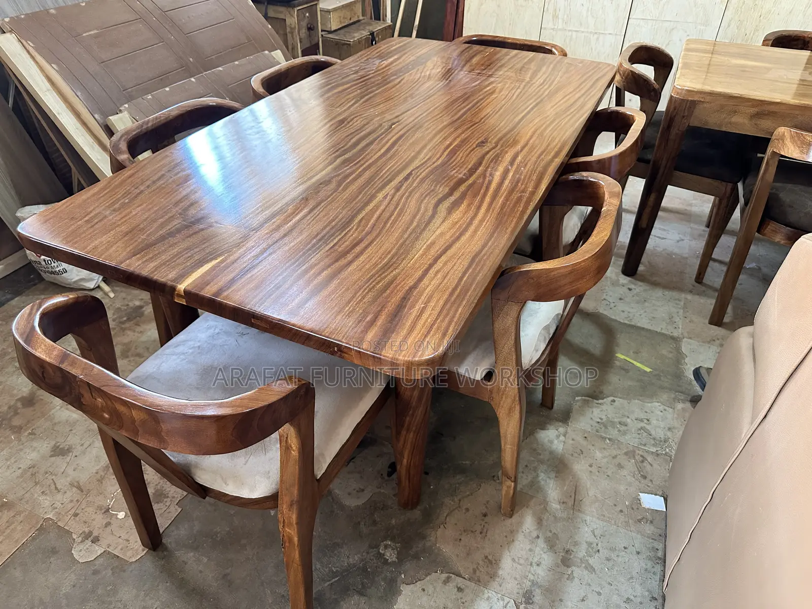 Modern Mugavu Dining Set/ Solid Dining Table