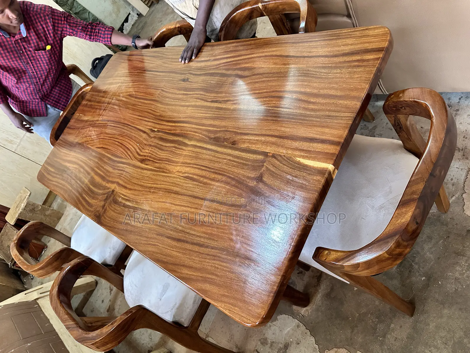 Modern Mugavu Dining Set/ Solid Dining Table