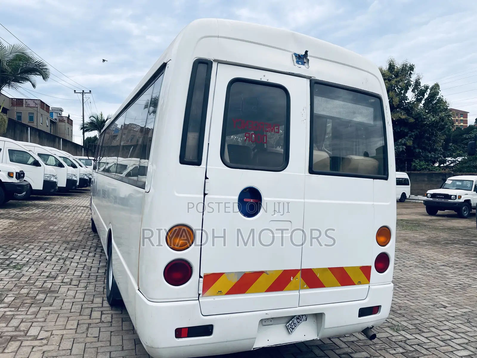 Mitsubishi Fuso Rosa 2011 White