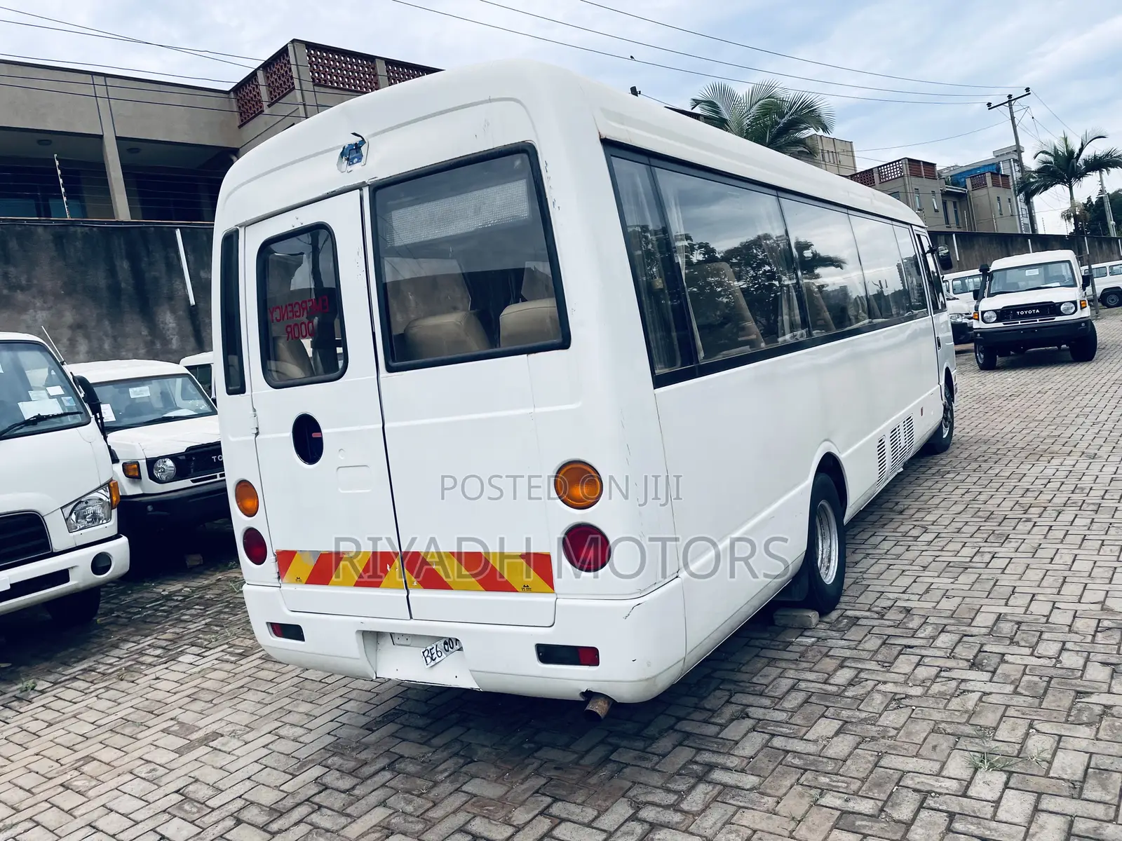 Mitsubishi Fuso Rosa 2011 White