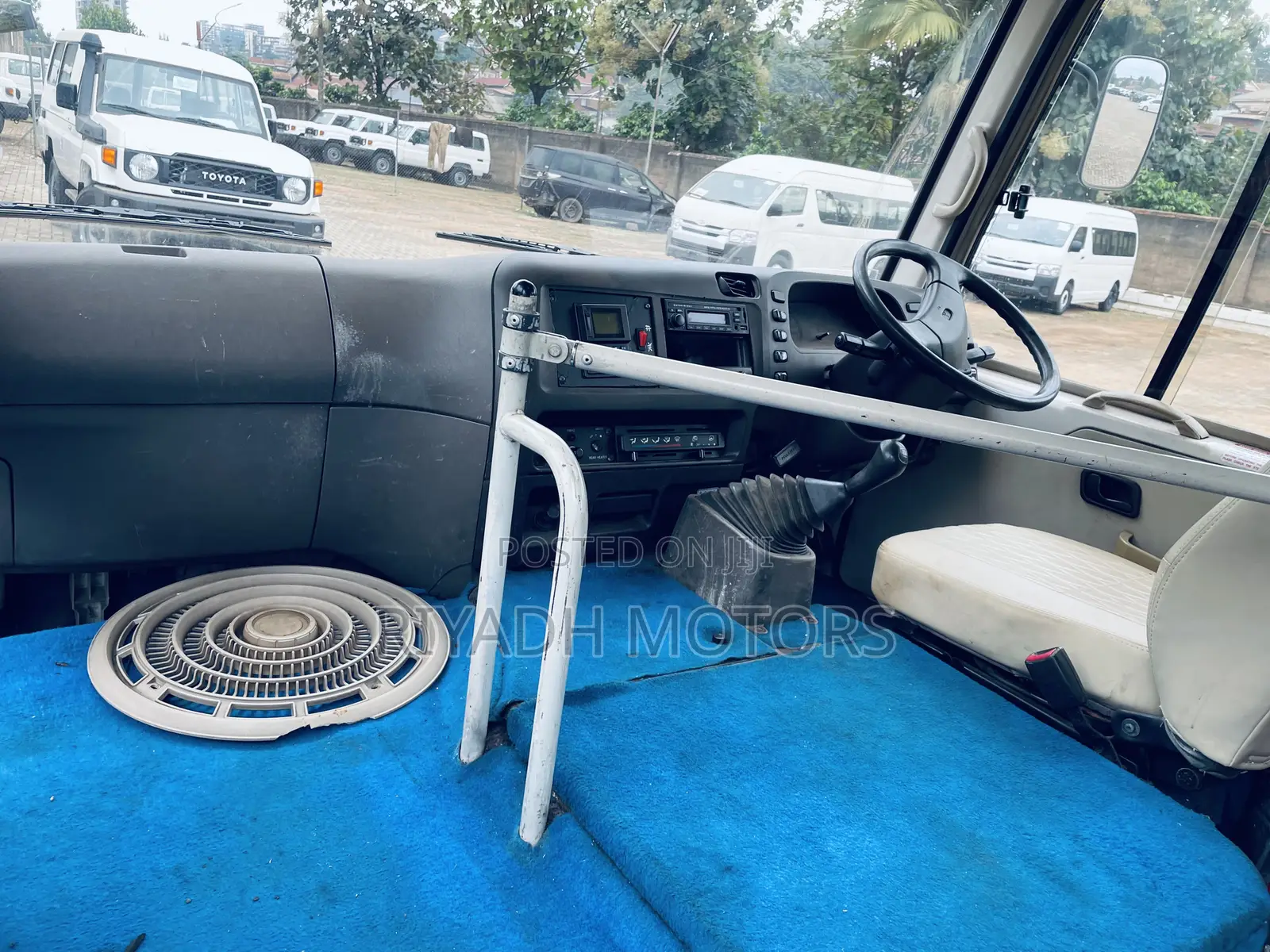 Mitsubishi Fuso Rosa 2011 White