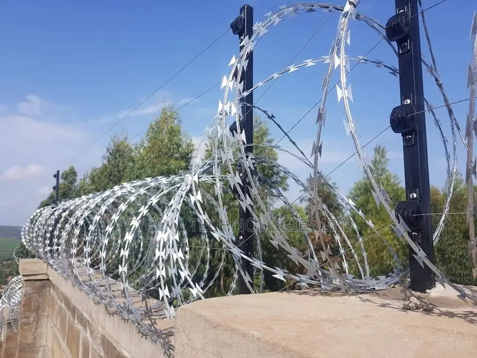 Electric Fence With Lazor Wire