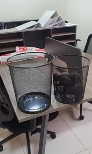 29.8cm*33.8cm Metal Mesh Trash Garbage Basket Black
.
