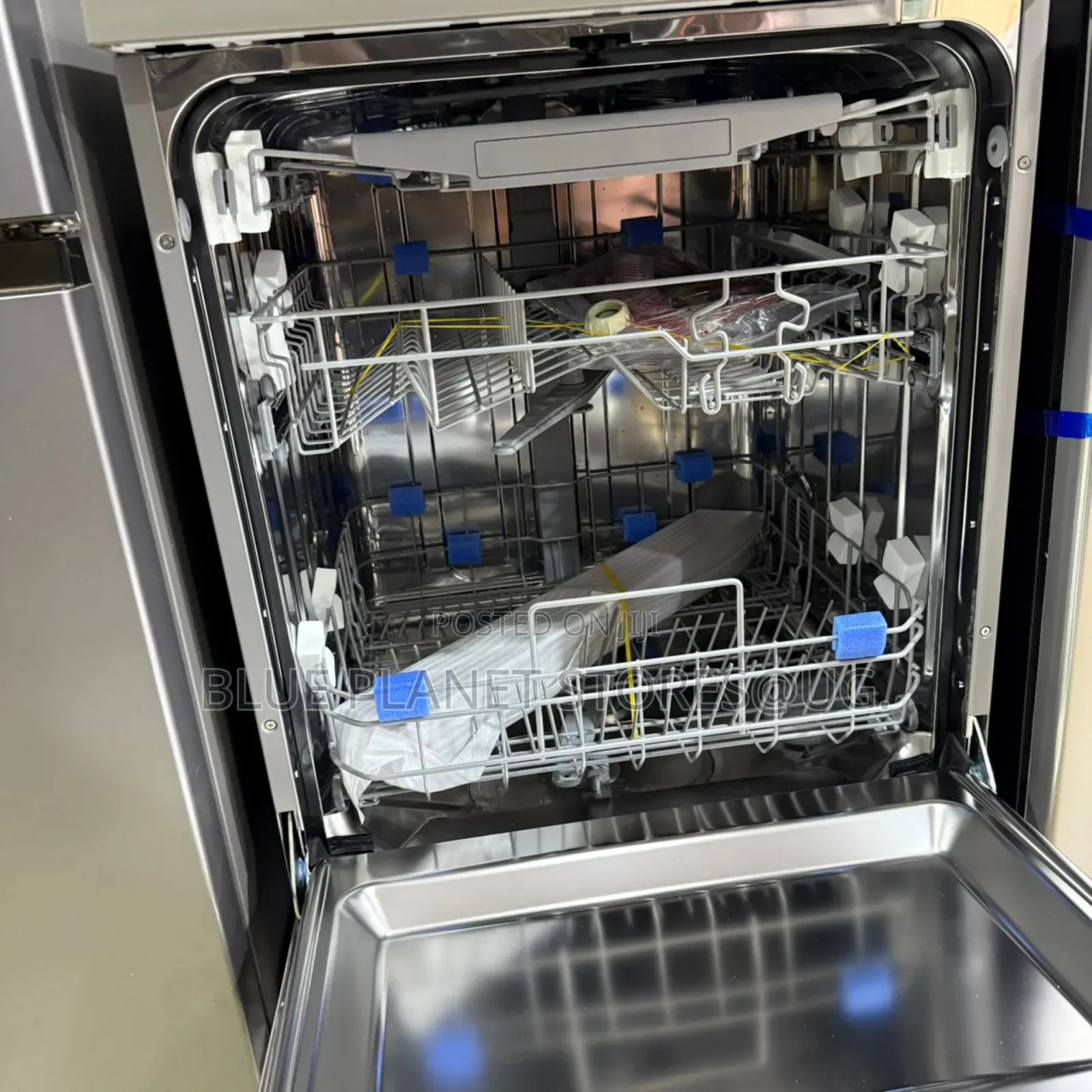 Hisense 3-in-1 \\ 15 Place Setting Dish Washer \\ Hs623e90g