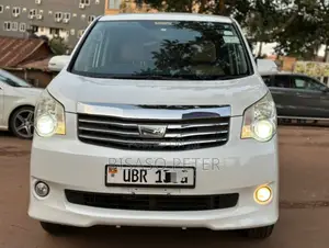 Toyota Noah 2.0 143hp AWD (8 Seater) 2011 White