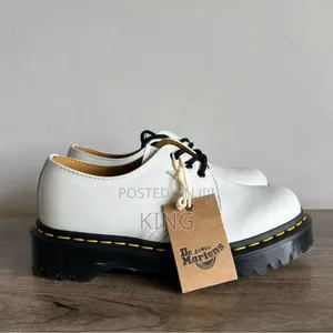 Dr. Martens - Stringate Smooth White