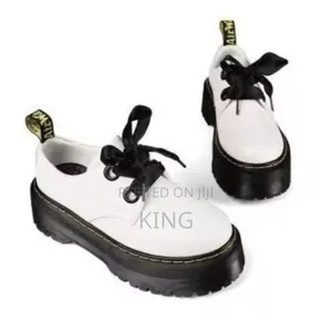 Dr. Martens - Stringate Smooth White