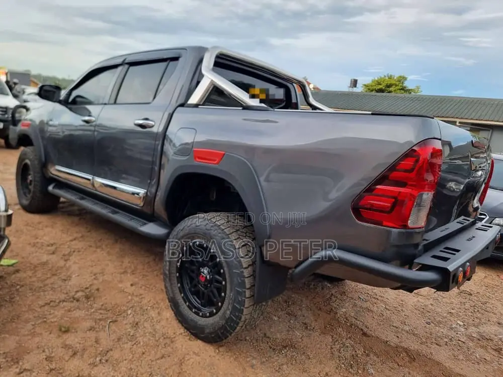 Toyota Hilux 2016 Gray