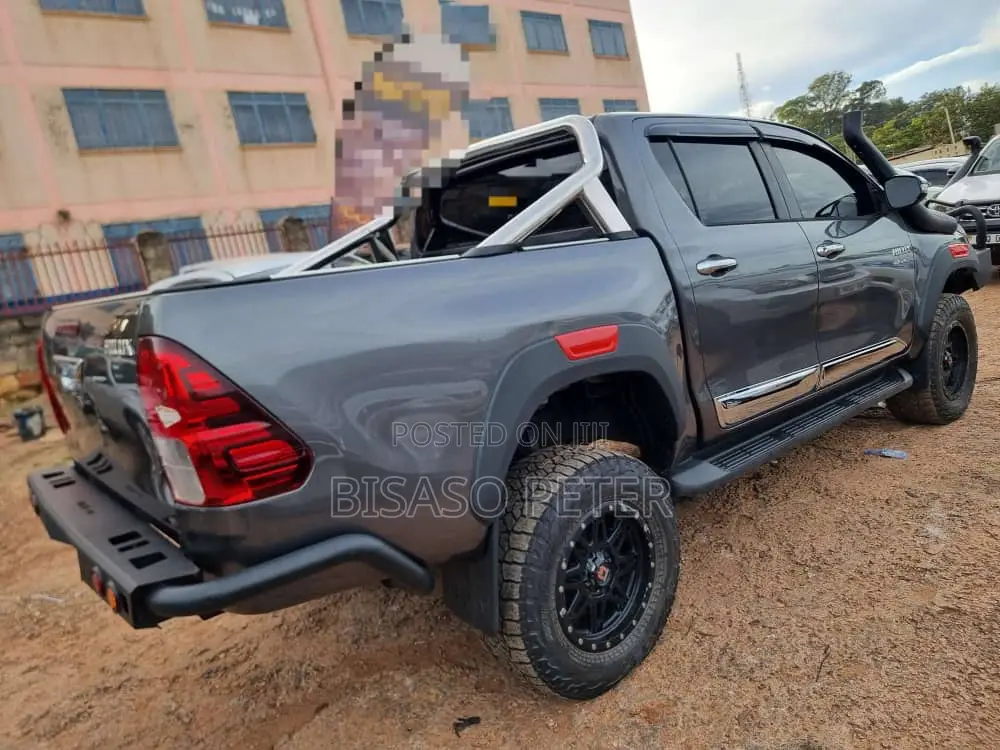 Toyota Hilux 2016 Gray