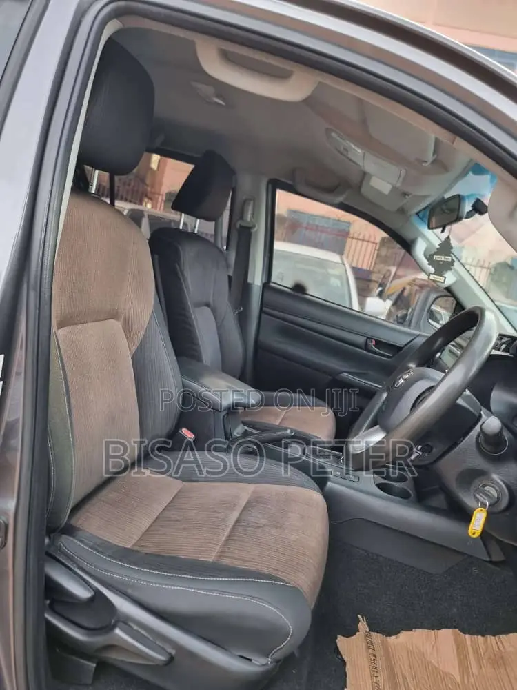Toyota Hilux 2016 Gray