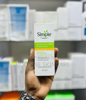 Simple Protecting Light Moisturiser With Sunscreen 15