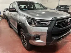Toyota Hilux 2024 Silver