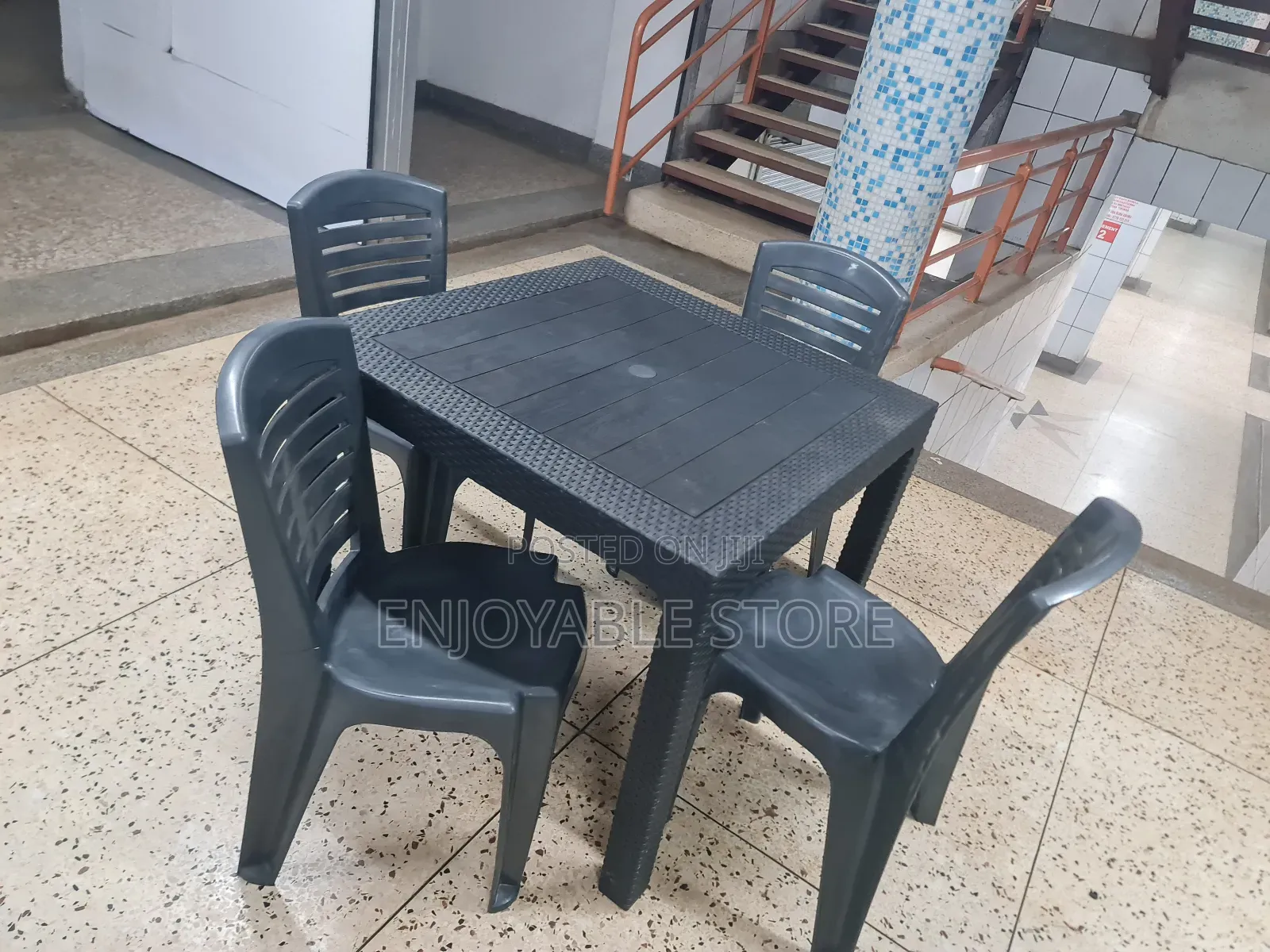 Cocktail Plastic Chairs and Table for Bar/Restaurant/Garden