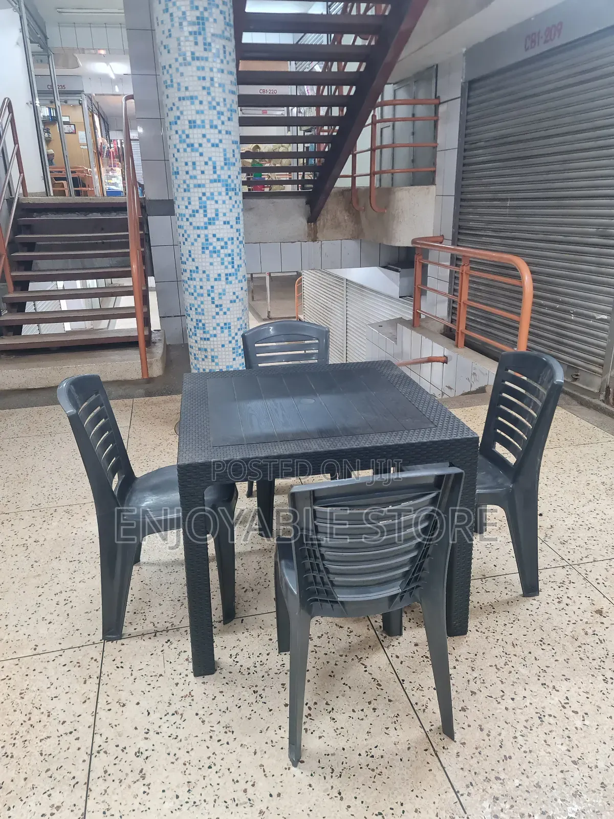 Cocktail Plastic Chairs and Table for Bar/Restaurant/Garden
