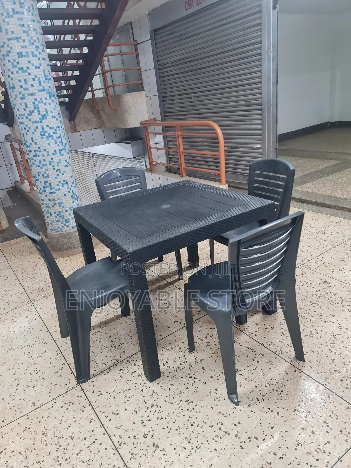 Cocktail Plastic Chairs and Table for Bar/Restaurant/Garden