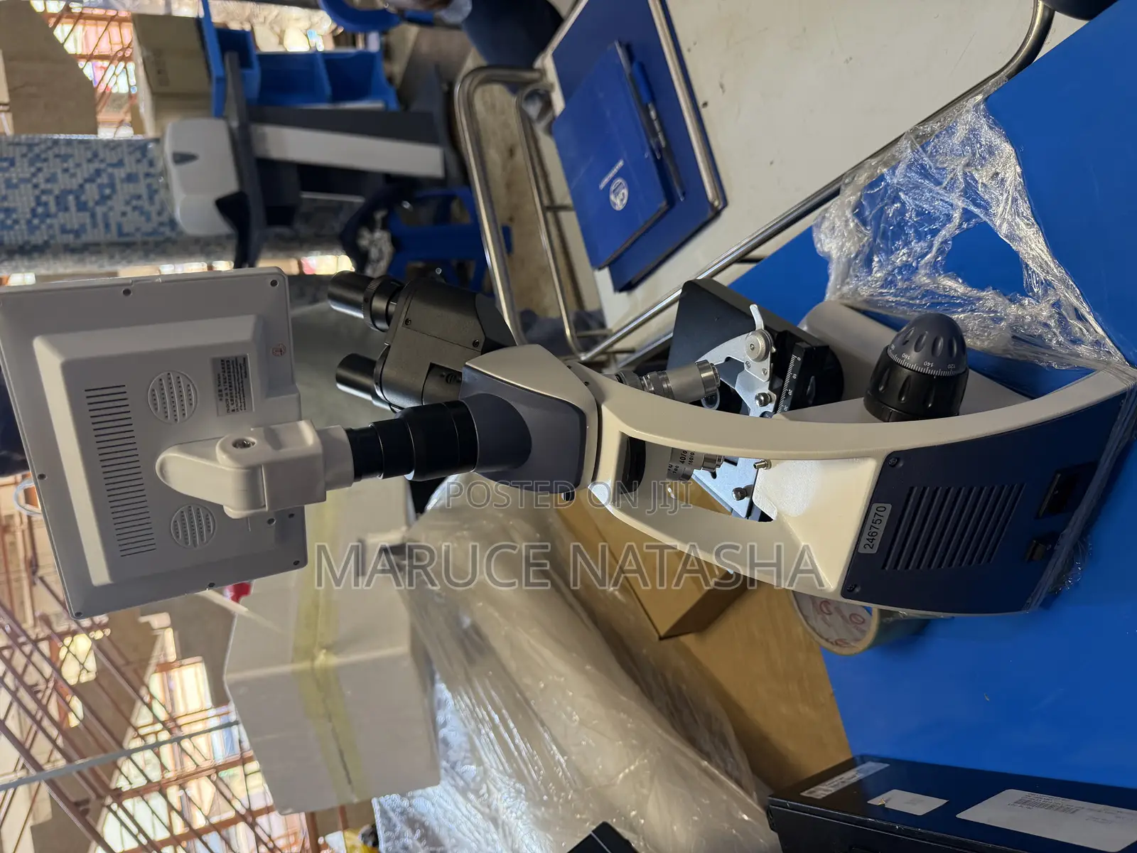 Sg 40 Biological Trinocular Microscope With a Screen