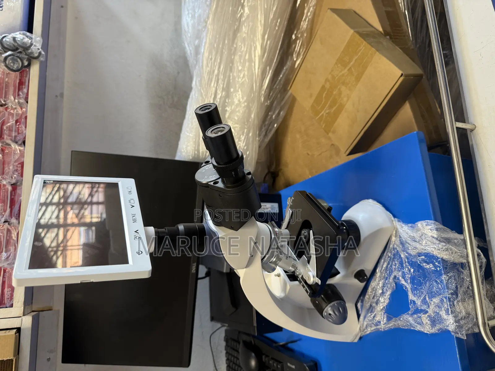 Sg 40 Biological Trinocular Microscope With a Screen
