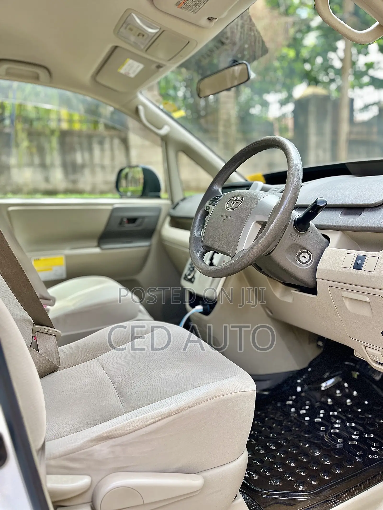 Toyota Noah 2011 White