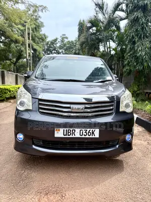 Toyota Noah 2.0 143hp AWD (8 Seater) 2011 Gray