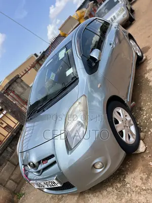 Toyota Vitz 2009 Silver