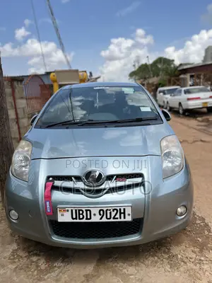 Toyota Vitz 2009 Silver