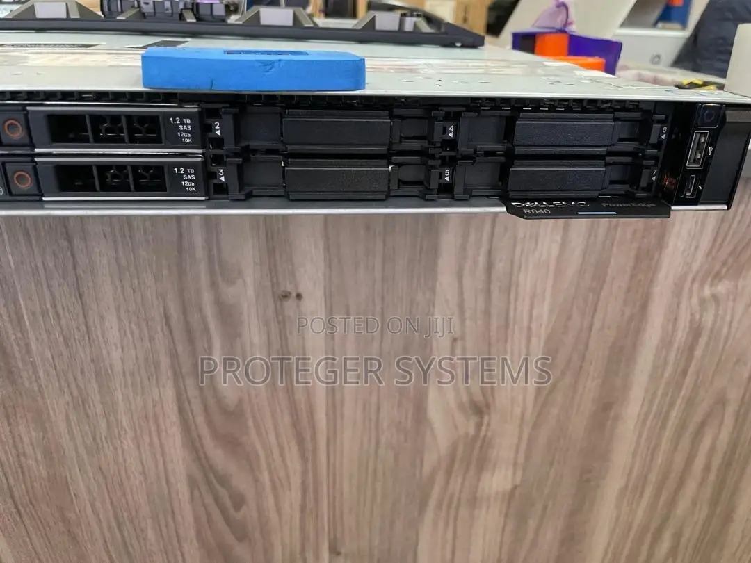 Server Dell PowerEdge R440 32GB Intel Xeon HDD+SSD 2T