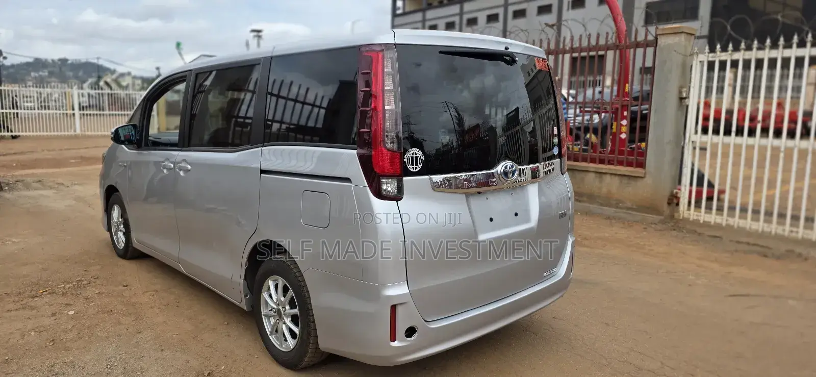Toyota Noah 2016 Silver
