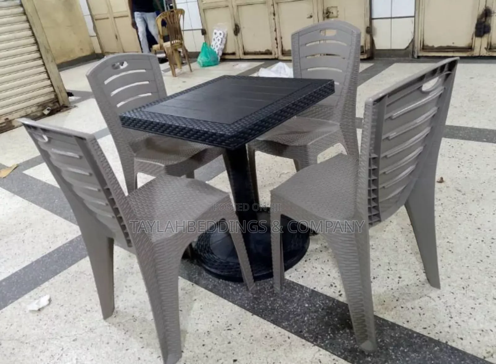 4-Seater Plastic Armless Chair Set With Center Table