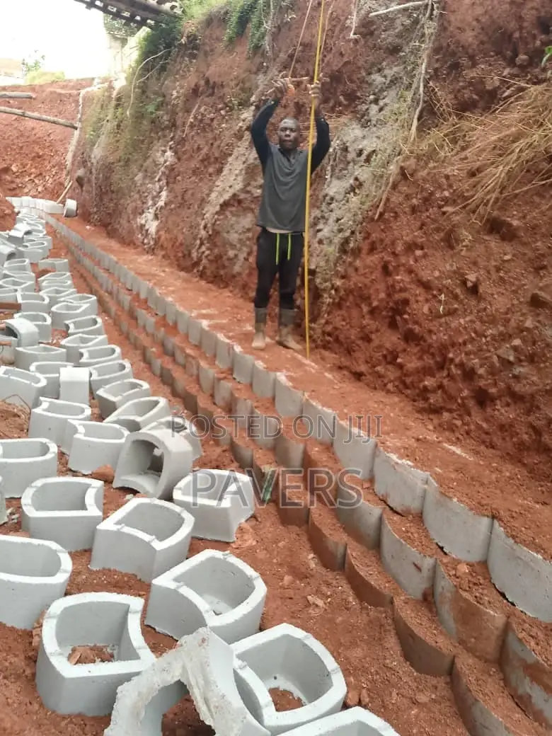 Segmental Retaining Wall Construction