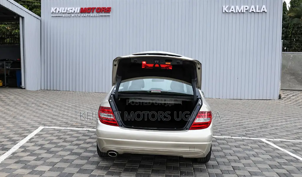 Mercedes-Benz C200 2012 Beige