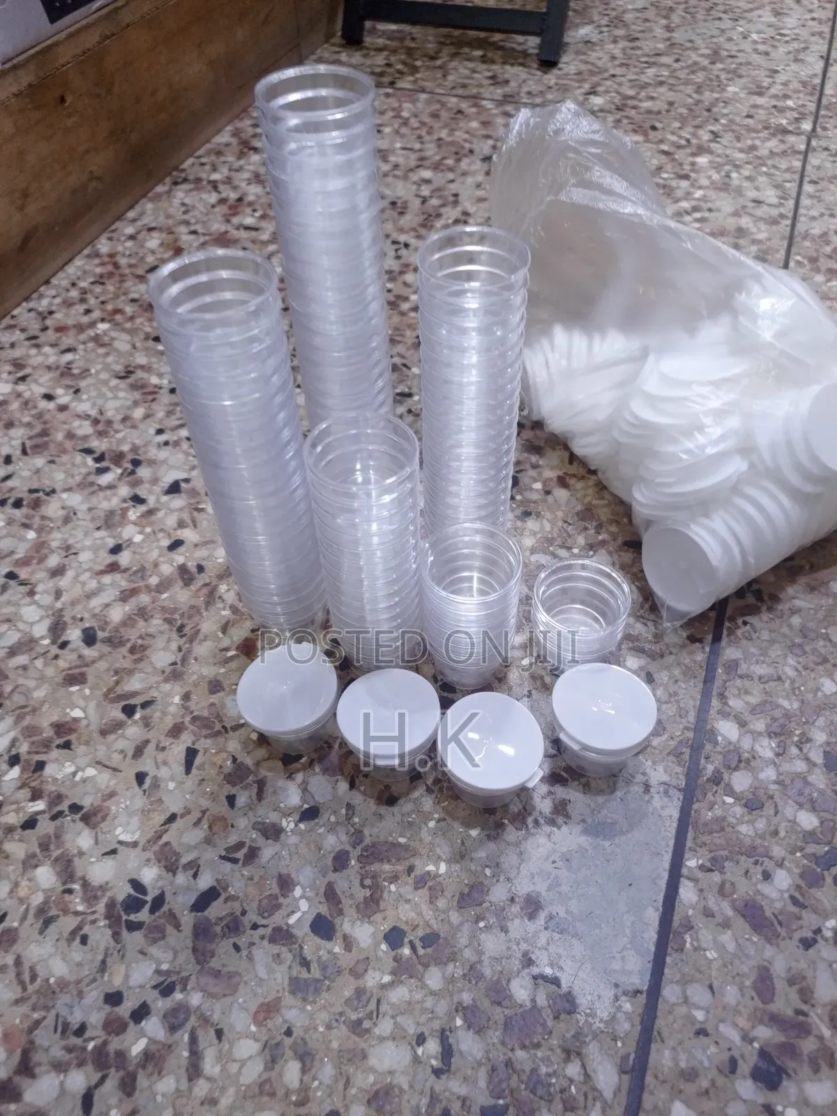 200pcs Disposable Plastic Sauce Cups and Lids.