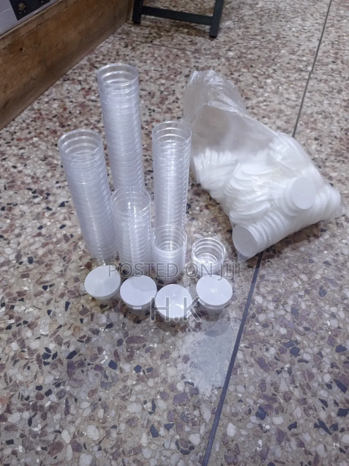 200pcs Disposable Plastic Sauce Cups and Lids.